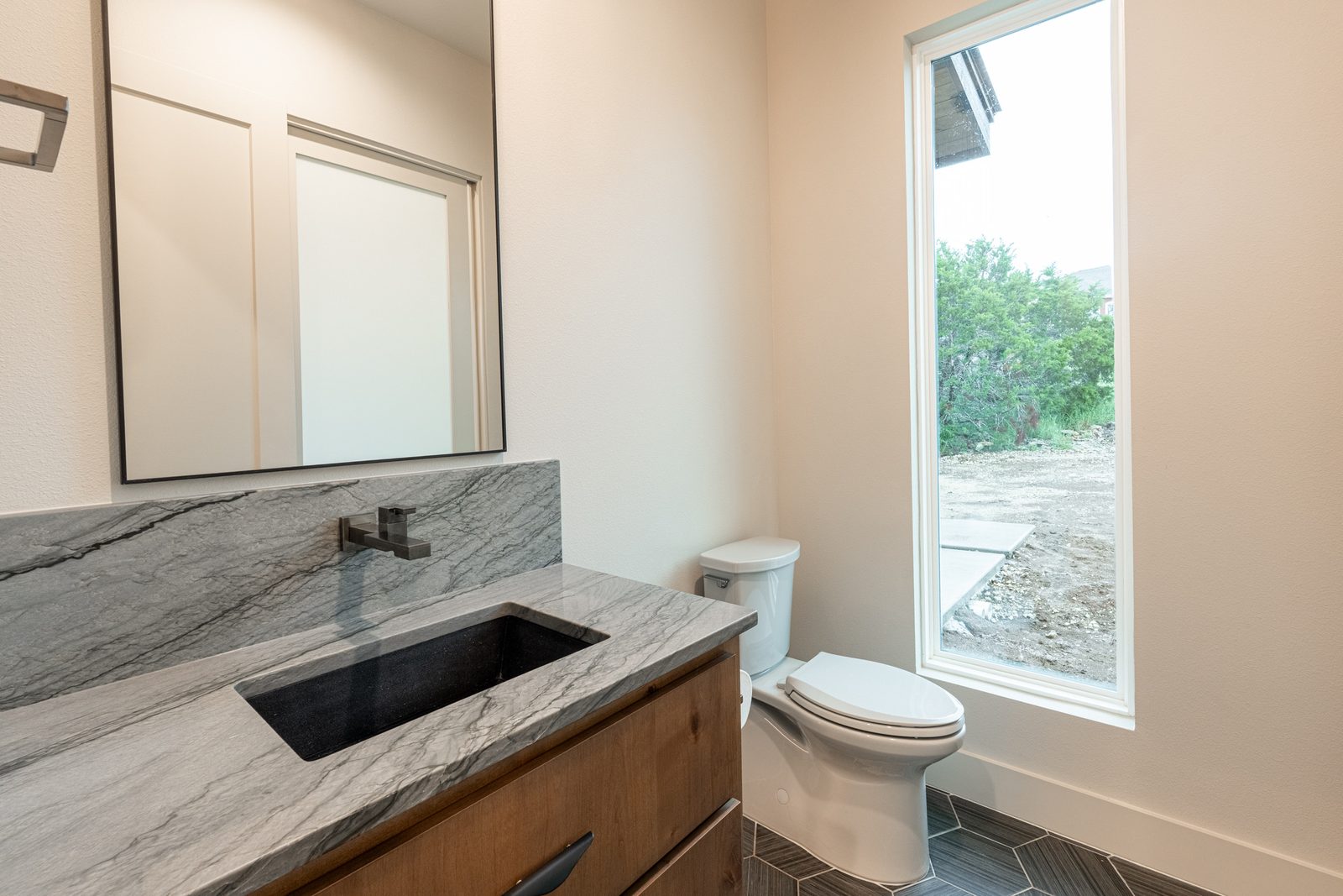 Oak & Stone Residence 8