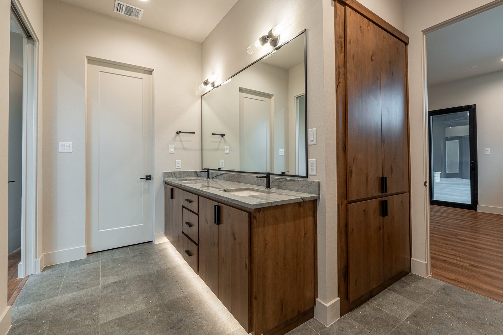 Oak & Stone Residence 9