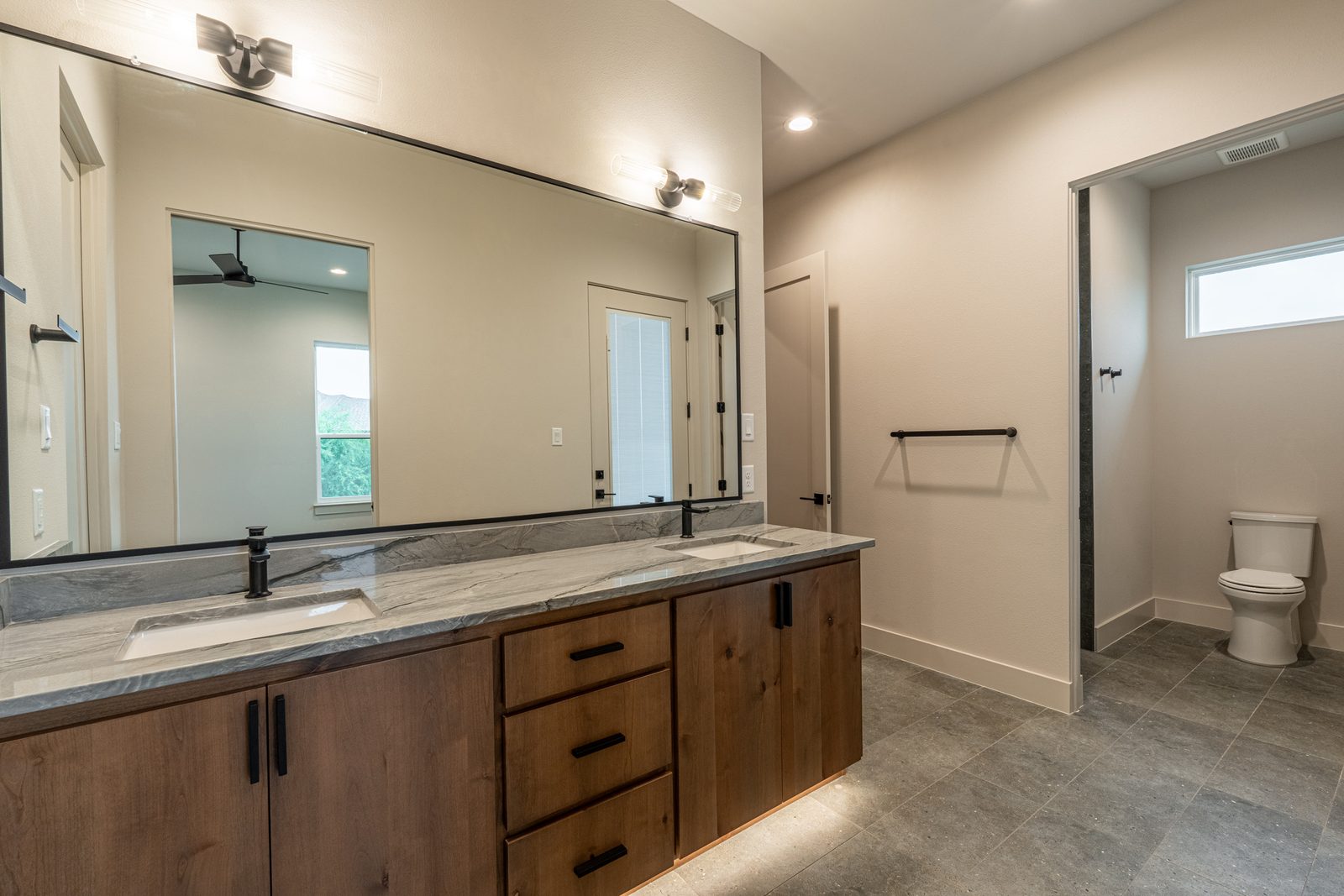 Oak & Stone Residence 10